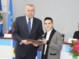 Городской голова Бердянска поздравил суперфиналиста «Х-фактора» Дмитрия Волканова