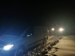 Пленниками снежных заносов оказались карета «скорой помощи» и микроавтобус, на помощь пришли спасатели