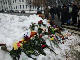 Полтавчане несут цветы на место, где сбили Артема Левченко (фото)