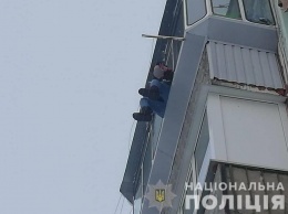Под Киевом девушка пыталась выпрыгнуть из окна