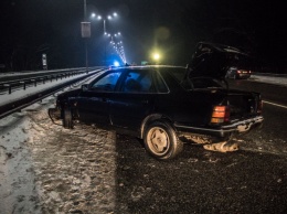 На трассе под Киевом неадекватный водитель Ford два раза влетел в отбойник