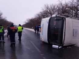 Рейсовый автобус Херсон-Одесса перевернулся на скользкой трассе. Есть пострадавшие