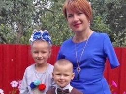 Украинка, родившаяся без рук, сама растит двух детей и ведет хозяйство