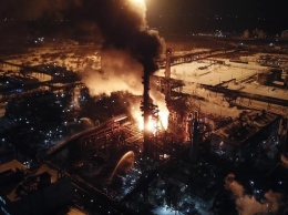 На Прикарпатье не могут потушить пожар на заводе Карпатнефтехим