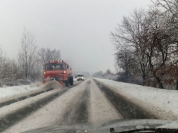 На дорогах Закарпатья снегопад привел к транспортному коллапсу - СМИ