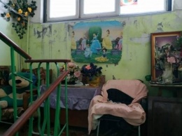 Под Днепром в подъезде дома жильцы обустроили уютный уголок