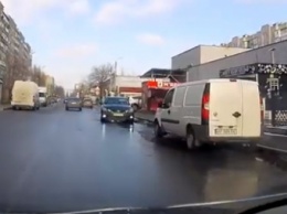 Невозмутимая автоледи на Лексусе озадачила парковкой по "встречке" (видео)
