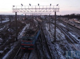 Из-за схода товарняка с рельсов в Киевской области задерживаются 8 поездов