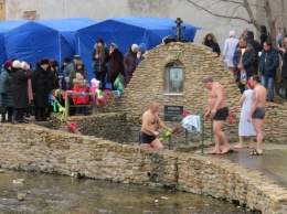 С каждым годом все больше татарбунарцев окунаются на Крещение в купальню
