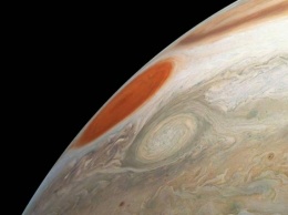 "Юнона" передала на Землю снимок двух ураганов на Юпитере