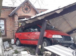 На Закарпатье автомобиль влетел в кафе из-за пьяного водителя: фото страшной аварии