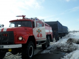 На Днепропетровщине спасатели вытаскивали автомобили из снега