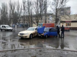 Окровавленному водителю ВАЗа первую помощь оказывали очевидцы (фото)