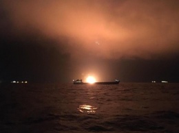 Пожар судов в Керченском проливе: из воды подняли тело моряка