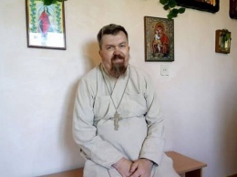 Священника, который первым перешел в УПЦ на Луганщине, освободили от служения в храме