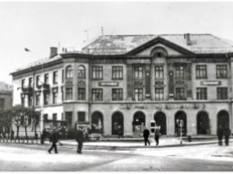 Как выглядело здание на центральном проспекте в 50-е годы прошлого столетия (фото)