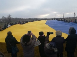 Флаг Украины развернули на админгранице с Крымом