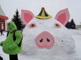 В Одесской области вице-мэр подложила горожанам мегасвинью из снега