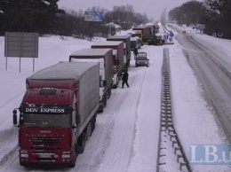 Вечером в Киеве ограничат въезд грузовиков из-за непогоды