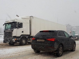 На некоторых трассах в Украине временно ограничили движение фур из-за снегопадов