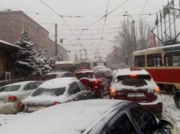 Киев по-прежнему стоит в масштабных пробках из-за снегопада и массовых ДТП (карта, фото)