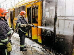 В центре Тернополя троллейбус с пассажирами воспламенился и сгорел до пепелища. Фото