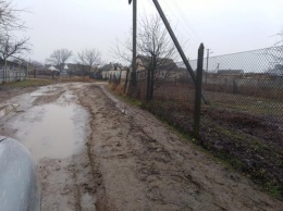 "Просто невозможно выйти из этого болота чистыми", - жители херсонского пригорода возмущены состоянием дорог