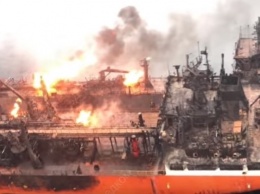 Один из горящих у Крыма танкеров дрейфует к берегу