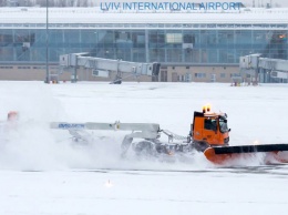 Снежная буря не помеха: как аэропорт Львов работает в плохую погоду
