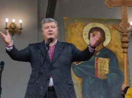 Азаров назвал предвыборный тур Порошенко театром абсурда