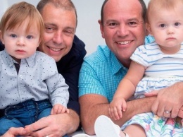 Британка родила близнецов от двух разных мужчин