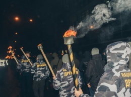 Активисты с факелами прошли по Киеву в память о героях Крут: как это было (фото, видео)
