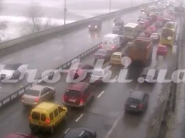 В Киеве на Северном мосту случилась авария: образовалась пробка