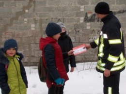 На Днепропетровщине спасатели провели профилактические беседы среди населения, напомнив им правила пожарной безопасности в быту