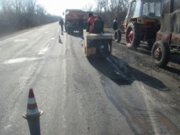 На автодороге Мелитополь -Запорожье начали ремонтировать аварийно-опасные участки