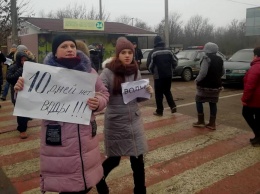 Жители Лесков перекрывали трассу из-за того, что остались без воды на неделю