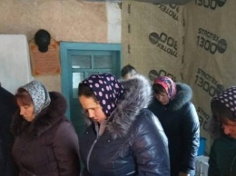 На Волыни изгнанная из храма община УПЦ вынуждена молиться в доме без света и отопления