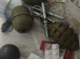 В Киеве мужчина предлагал продавцу продуктового магазина купить гранаты, его задержали