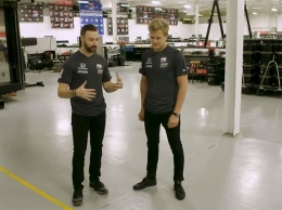 Видео: Маркус Эриксон собирает мебель и машину IndyCar