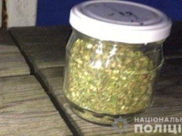 На Днепропетровщине у мужчины нашли банку с наркотиками