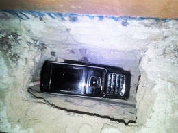 У заключенных харьковской колонии нашли мобильные телефоны (фото)