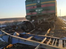 Пассажирский поезд протаранил грузовик в Ивано-Франковской области