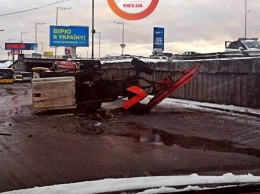 В Киеве грузовик снес с эстакады коммунальный трактор
