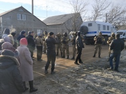 В Крыму сотрудники ФСБ проводят обыски в домах крымских татар