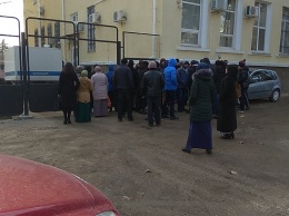 Люди собрались по «судом», чтобы поддержать задержанных накануне крымских татар