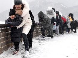Великая Китайская стена стала "ледяной горкой"