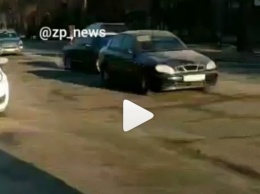 Курьезы: В Запорожье автоледи перегородила проезд, припарковавшись посреди дороги