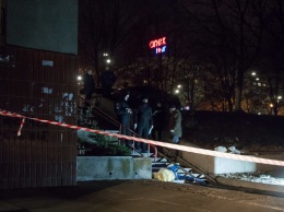 В Киеве женщина выпала из окна многоэтажки: от удара о перила голова раскололась на части (фото, видео 18+)