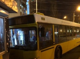 В Киеве переполненный автобус с людьми врезался в киоск зоомагазина (ВИДЕО)