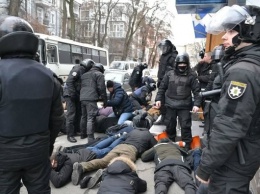 Избиение активистов в Киеве: подозреваемый полицейский продолжает ходить на работу